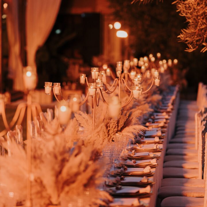 Vue de la table décorée avec des pampas le soir