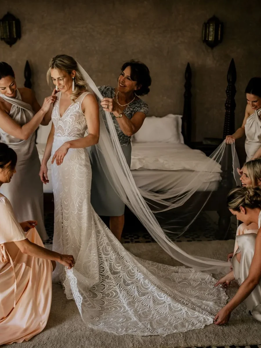 Préparatifs de la mariée entourée de ses demoiselles d’honneur à Marrakech