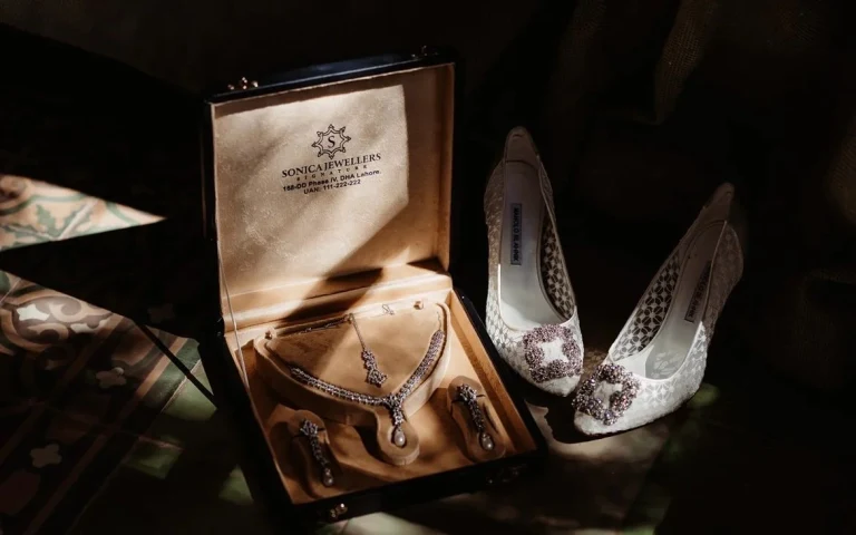 Bijoux et chaussures de la mariée, détails d’un mariage à Marrakech