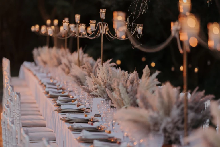 Table de mariage dressée avec pampas et chandeliers à Marrakech