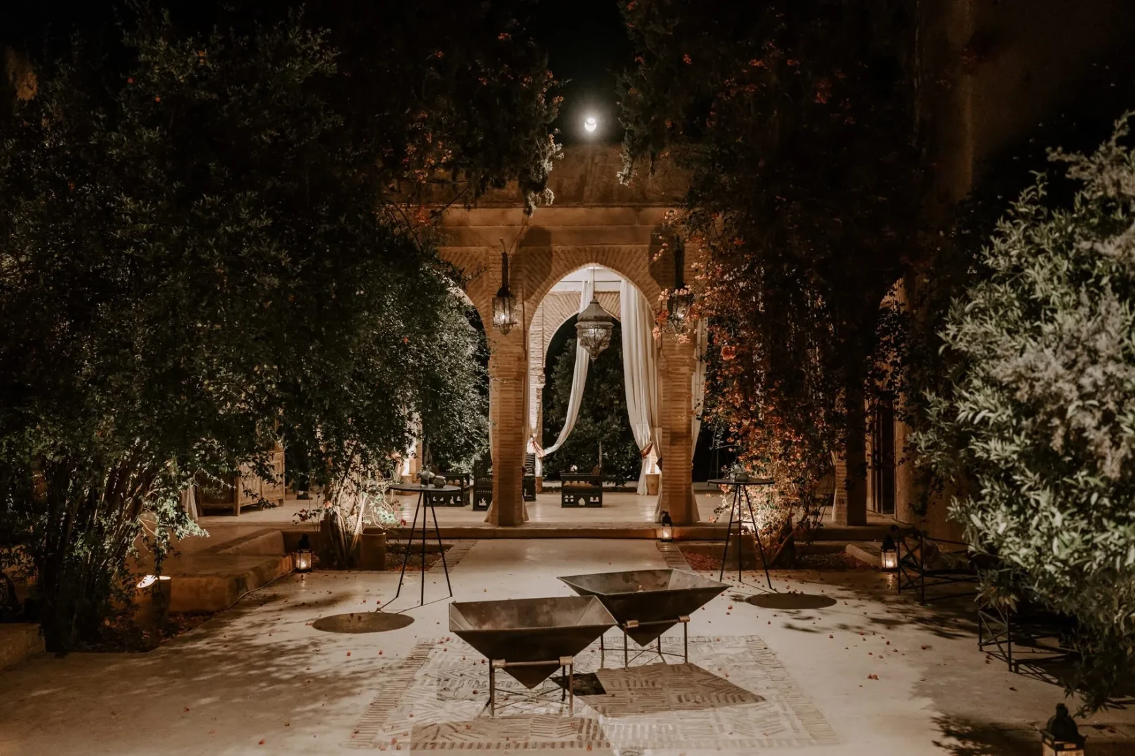 Cour de riad illuminée pour un mariage à Marrakech