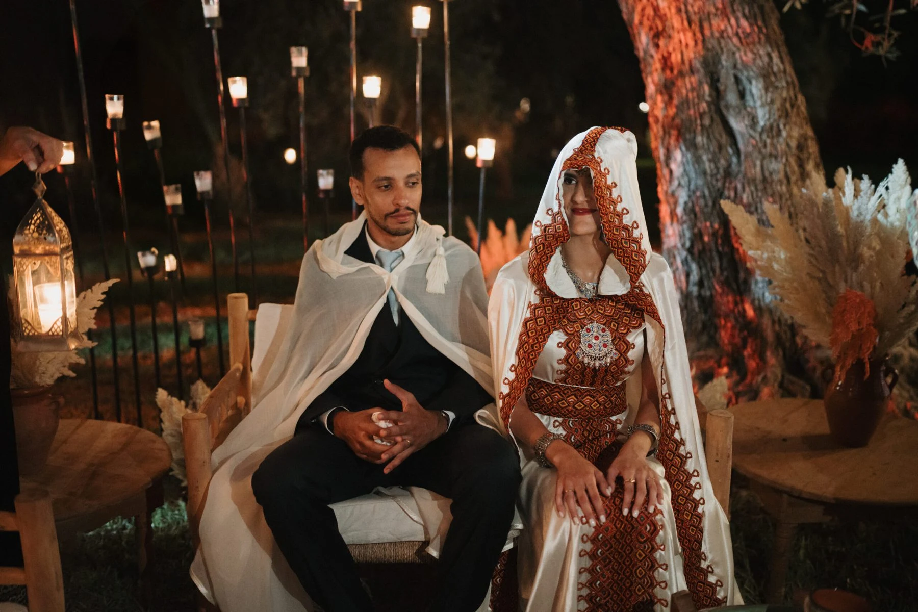 Mariés en tenue traditionnelle à la lueur des bougies, Marrakech